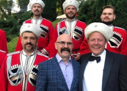 Ведущий «Поедем, поедим» спел с Кубанским казачьим хором и пофлиртовал с краснодарками