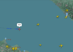 Неизвестный самолёт без позывного летит над морем к Краснодарскому краю