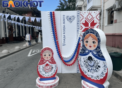 Украшения, напитки и сувениры: на краснодарском Арбате развернулась торговля с элементами «русского кода»