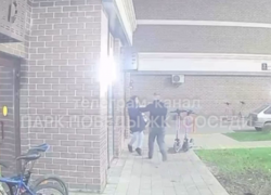 Девушку силой затолкали в машину и увезли в неизвестность в Краснодаре