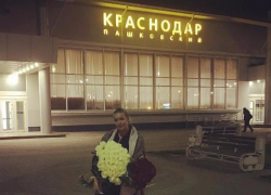 Анастасия Волочкова «не смогла сдержать слез» от встречи с фанатами в аэропорту Краснодара