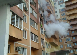 В Краснодаре загорелась квартира на четвертом этаже жилого дома