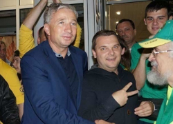 Болельщики «Кубани» встретили Дана Петреску в аэропорту Краснодара