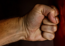 Жесткую драку двух водителей посреди дороги в Сочи сняли на видео очевидцы