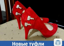 Новые красные туфли продаются в Краснодаре