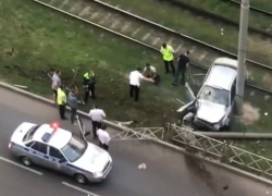 Машина снесла столб в центре Краснодара в ходе погони