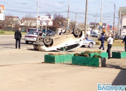 На оживленной улице Краснодара перевернулся Nissan Qashqai