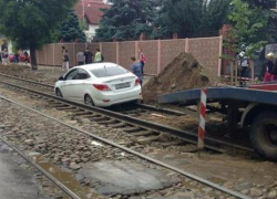 В Краснодаре полоумный водитель иномарки «встал на рельсы»