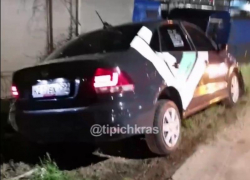 В Краснодаре мужчина протаранил забор на каршеринговой машине и сбежал 