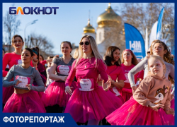 Тысячи девушек ЮФО пробежались по центру Краснодара в розовых юбках: фотовидеорепортаж