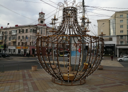 «Денег некуда деть»: краснодарцы неоднозначно отнеслись к огромной люстре в центре города