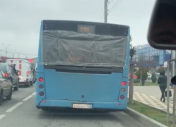 «Это как так?» – автобус в Крымске вышел на маршрут без заднего стекла 