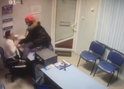Жительница Краснодара с ножом и в медицинской маске грабила офисы микрозаймов 