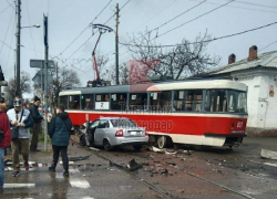 В Краснодаре легковушка снесла трамвай и заблокировала движение