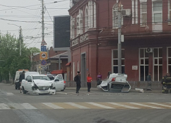  Опять «Яндекс»: машина такси перевернулась на крышу после ДТП в Краснодаре 
