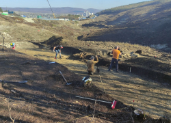 В Краснодарском крае на месте строительства развязки обнаружили древнее погребение воина с конем