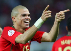 Заплаканная фанатка вытащила из автобуса португальского футболиста Пепе