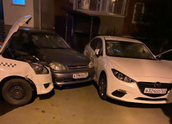 В Краснодаре водитель такси устроил ДТП во дворе многоэтажки