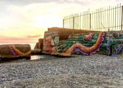 Схватку осьминога с кораблем в Сочи запечатлели художники из Краснодара