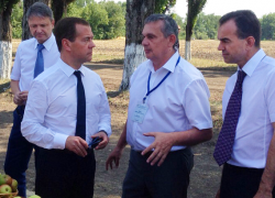 На Кубани Медведеву предлагали сладости, вино и сыры