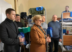 Председатель Гордумы Вера Галушко и депутаты Андрей Анашкин и Максим Бурлачко посетили с подарками военный госпиталь