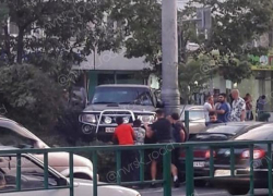 В Новороссийске автоледи перепутала педали и угодила в клумбу