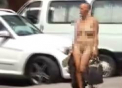 «С ума сходят от жары» - в Сочи женщина прошлась голой в разгар дня 