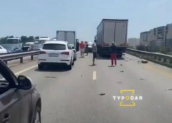 На Восточном обходе Краснодара парализовано движение из-за аварии