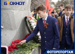 В годовщину освобождения Краснодара к памятникам и мемориалам массово возложили цветы 