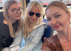 Екатерина Мизулина поужинала фастфудом и прокатилась на краснодарском трамвае 