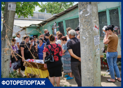 «Убил за то, что к бабушке просился»: соседи рассказали на похоронах о жизни забитого отчимом Володи