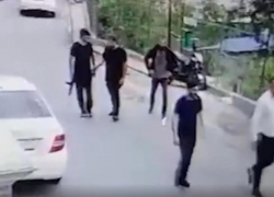 Мужчина с автоматом устроил стрельбу во время массовой драки в Сочи