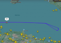 Таинственный самолёт летает над морем вблизи Краснодарского края