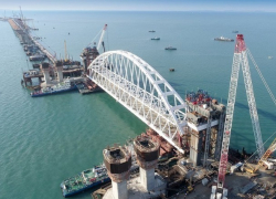 Еще не открыли, но уже ограничили движение по Крымскому мост