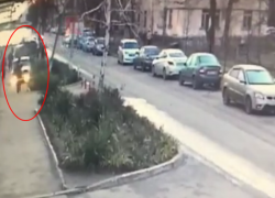  Водитель в Краснодаре сбил женщину на тротуаре, врезался в «ГАЗель» и сбежал 