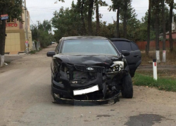На выезде из Краснодара лоб в лоб столкнулись «Киа» и мотоцикл