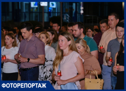 Молодёжь в белом и забытые маски: тысячи краснодарцев прошли со свечами в День памяти и скорби