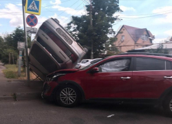 В центре Краснодара отечественный автомобиль залетел на иномарку