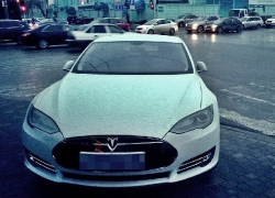 Владелец "Tesla" бросил авто на пешеходном переходе в Краснодаре
