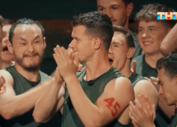 Певец и борец Торнике Квитатиани оценил взрывную силу кубанского бобслеиста Алексея Зайцева в шоу «Титаны» 