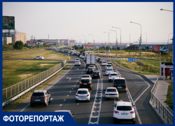 На выезде из Краснодара образовались большие пробки к морю