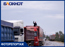 «Вместо хлеба привезём сухари»: в порту «Кавказ» люди вторые сутки ждут паромов в Крым