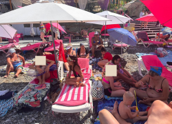 Туристов из Краснодара возмутила стоимость лежаков на пляже в Сочи 