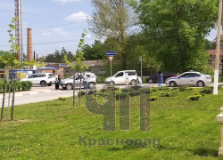 В Ейске мужчина заперся в авто и грозит взрывом: видео