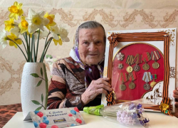 Андрей Анашкин поздравил жительницу своего округа с 99-летием