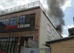 В Краснодаре загорелось здание магазина «Красное & Белое»