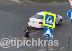 В Краснодаре госпитализировали раздевшуюся на улице женщину
