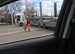  Водитель фуры устроил ДТП и перекрыл движение по Ростовскому шоссе в Краснодаре 