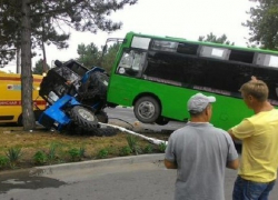 В Анапе «встал на дыбы» автобус, который протаранил трактор