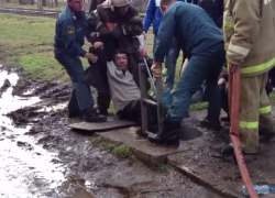 Краснодарские бомжи чуть не сгорели в люке (ВИДЕО)